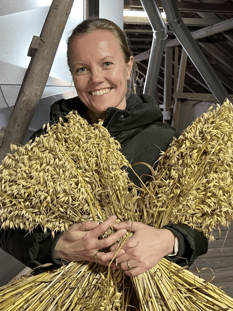 FORNØYD: – Vi satser på å dyrke Hanstad et år til, sier Anne Larsson Hovind, som har tatt av litt av årets produksjon til fuglemat og pryd for tunet og låveveggen gjennom vinteren.